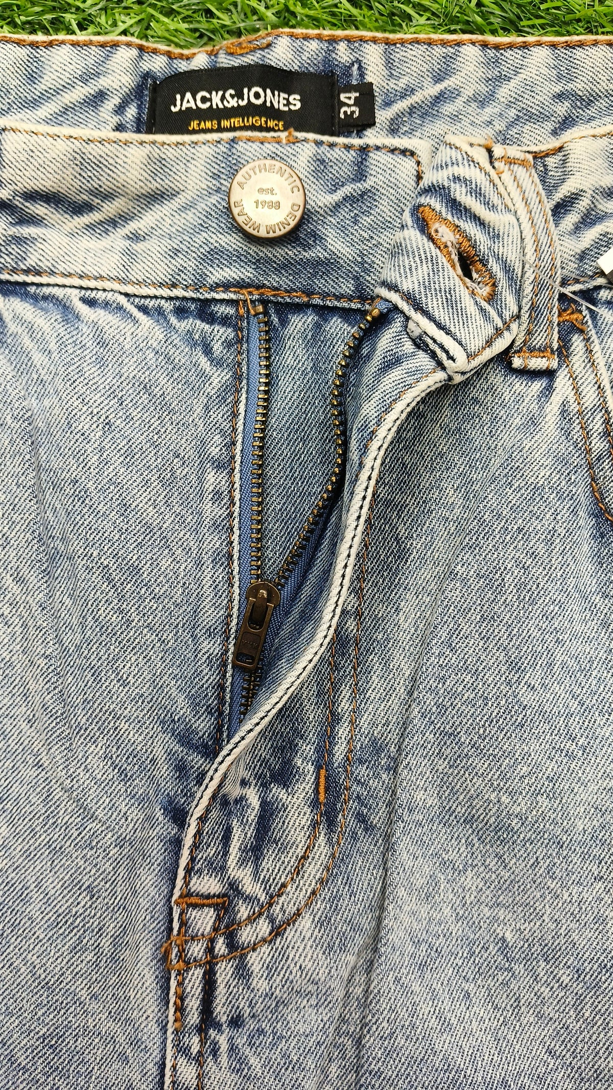 Jack & Jones
Men Straight Fit Low-Rise Ice Wash Denim