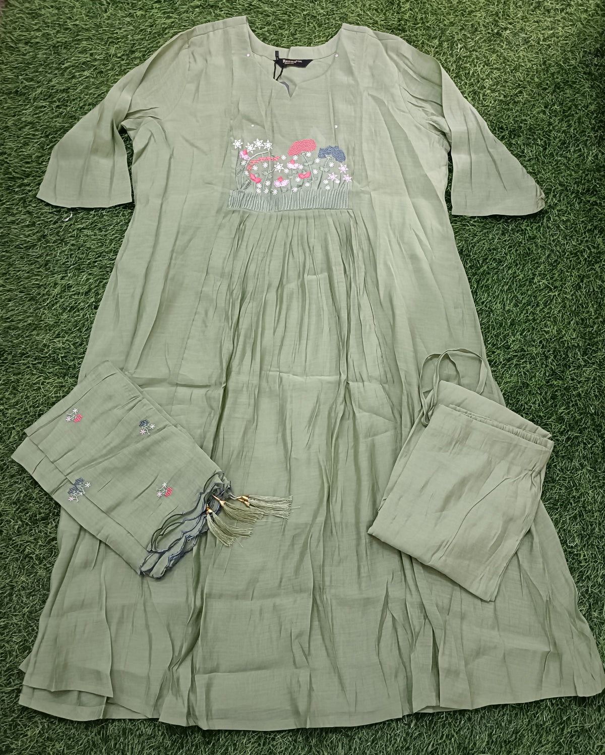 Women’s Pista Green Rayon Blend Floral Embroidered 3-Piece 3-Piece Kurti set