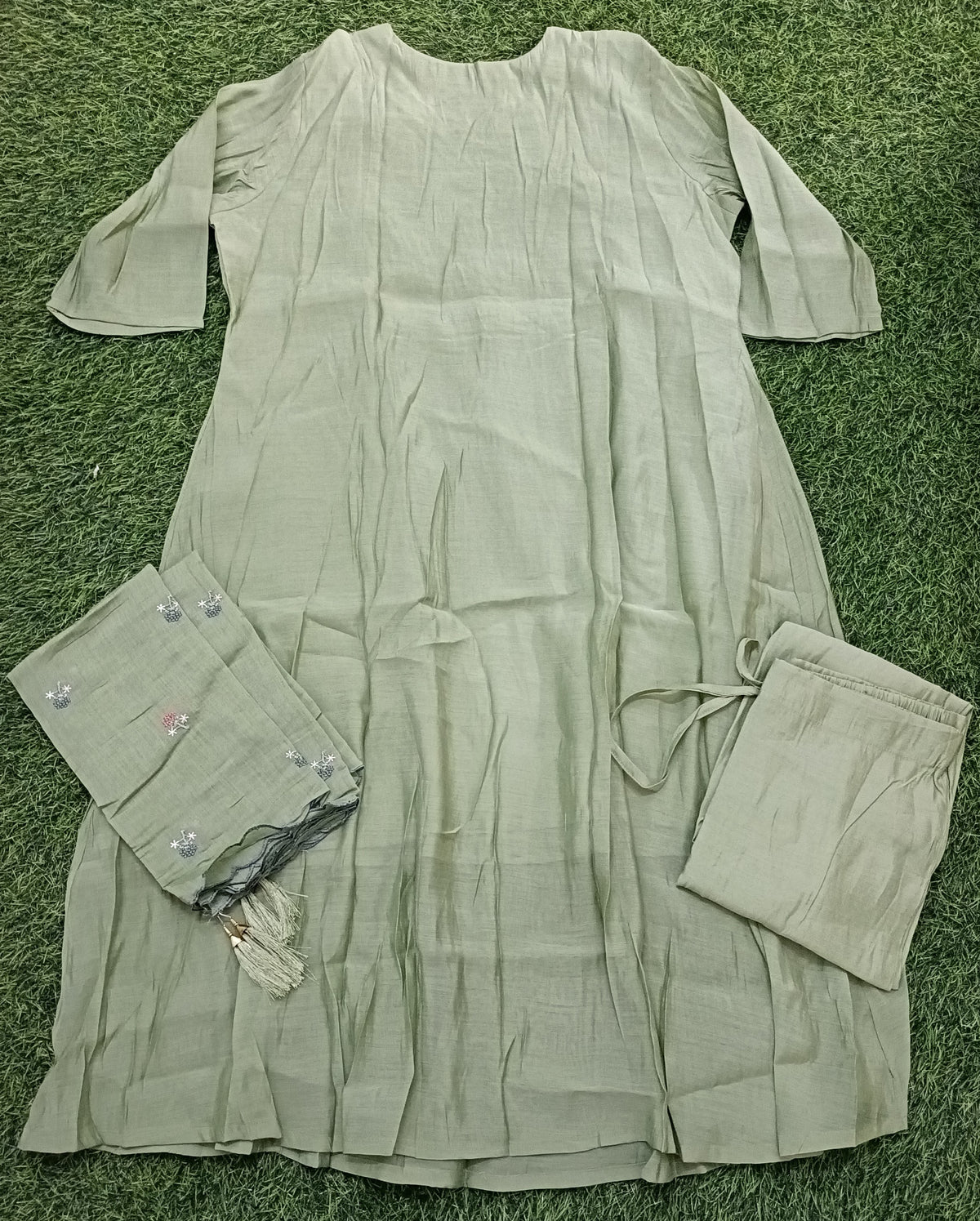 Women’s Pista Green Rayon Blend Floral Embroidered 3-Piece 3-Piece Kurti set