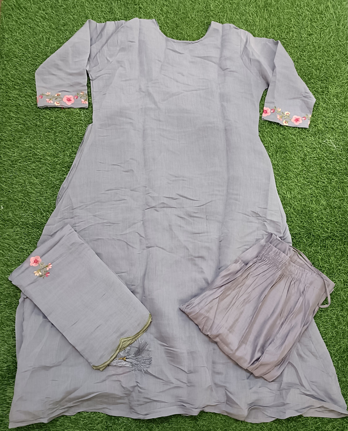 Women’s Mauve color Cotton Blend Floral Embroidered 3-Piece Kurti Set