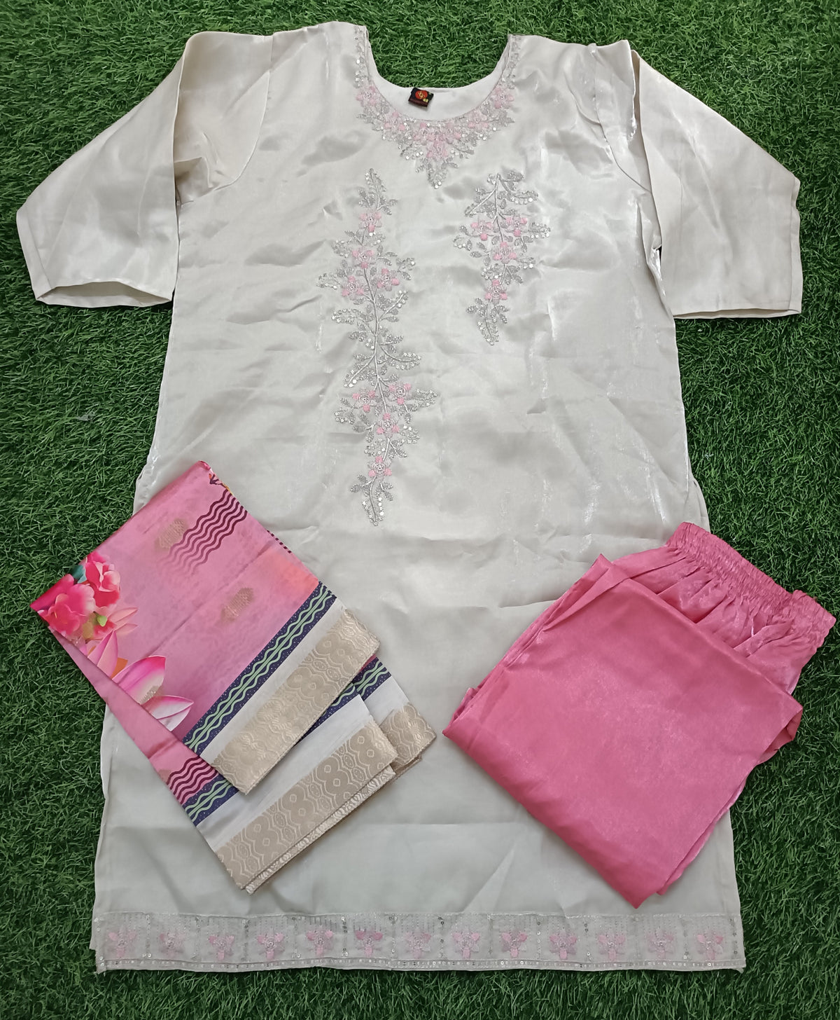Women’s Off-White Silk Blend Embroidered 3-Piece Kurti set