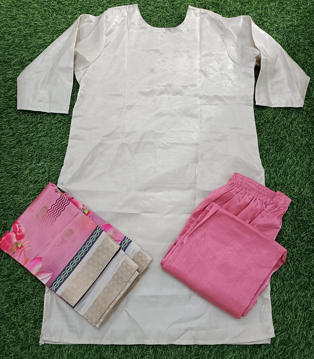Women’s Off-White Silk Blend Embroidered 3-Piece Kurti set