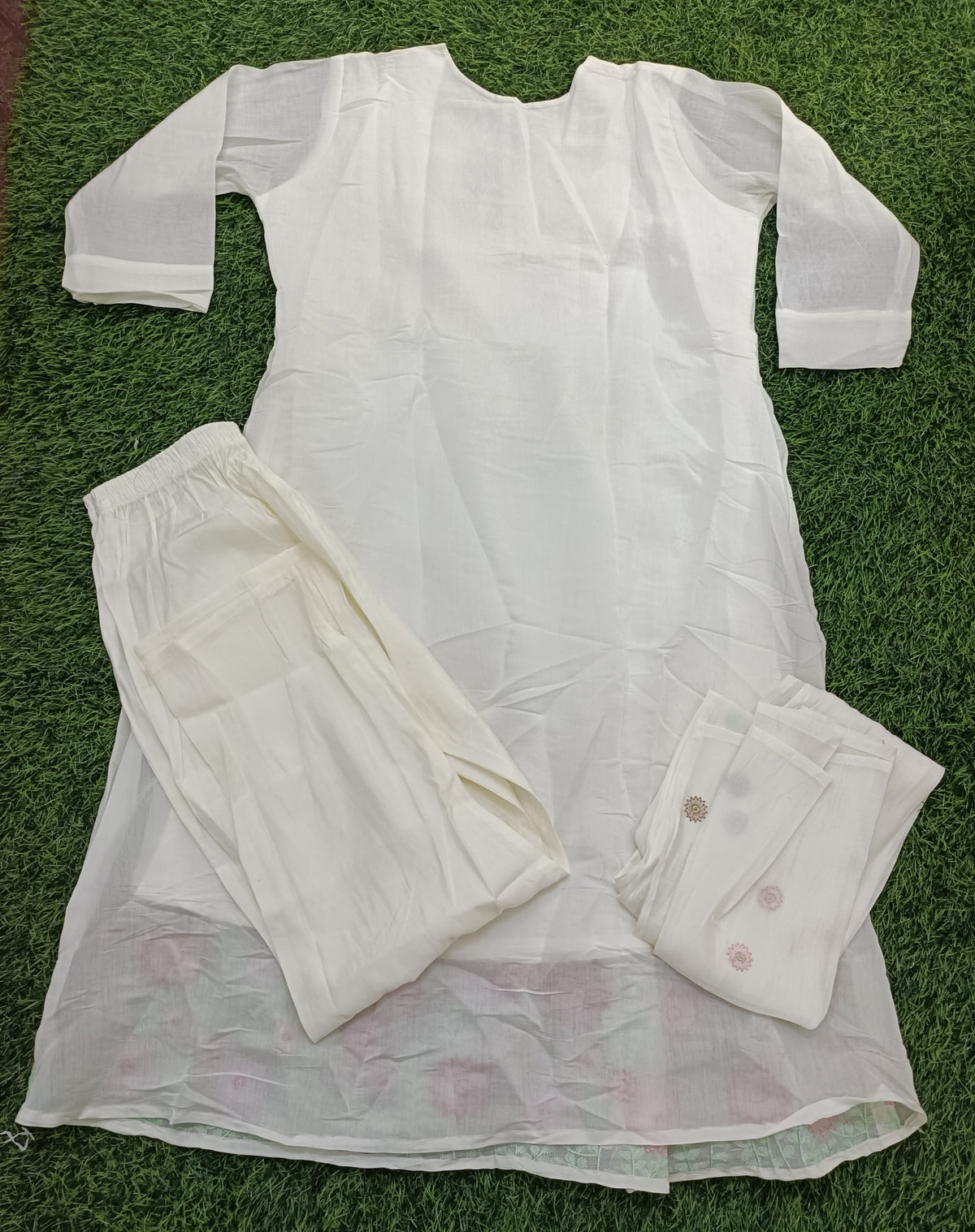 Women’s Off White Cotton Blend Floral Embroidered 3-Piece Kurti set