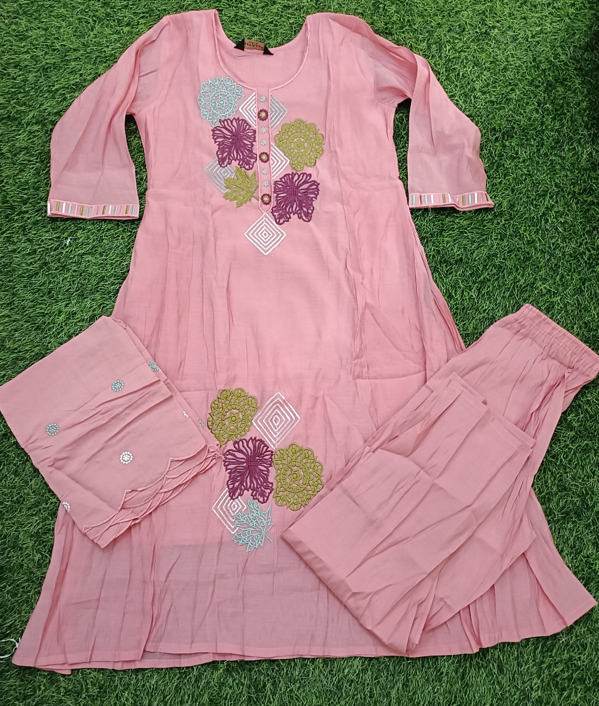 Women’s Dusty Pink Rayon Blend Embroidered 3-Piece Kurti set