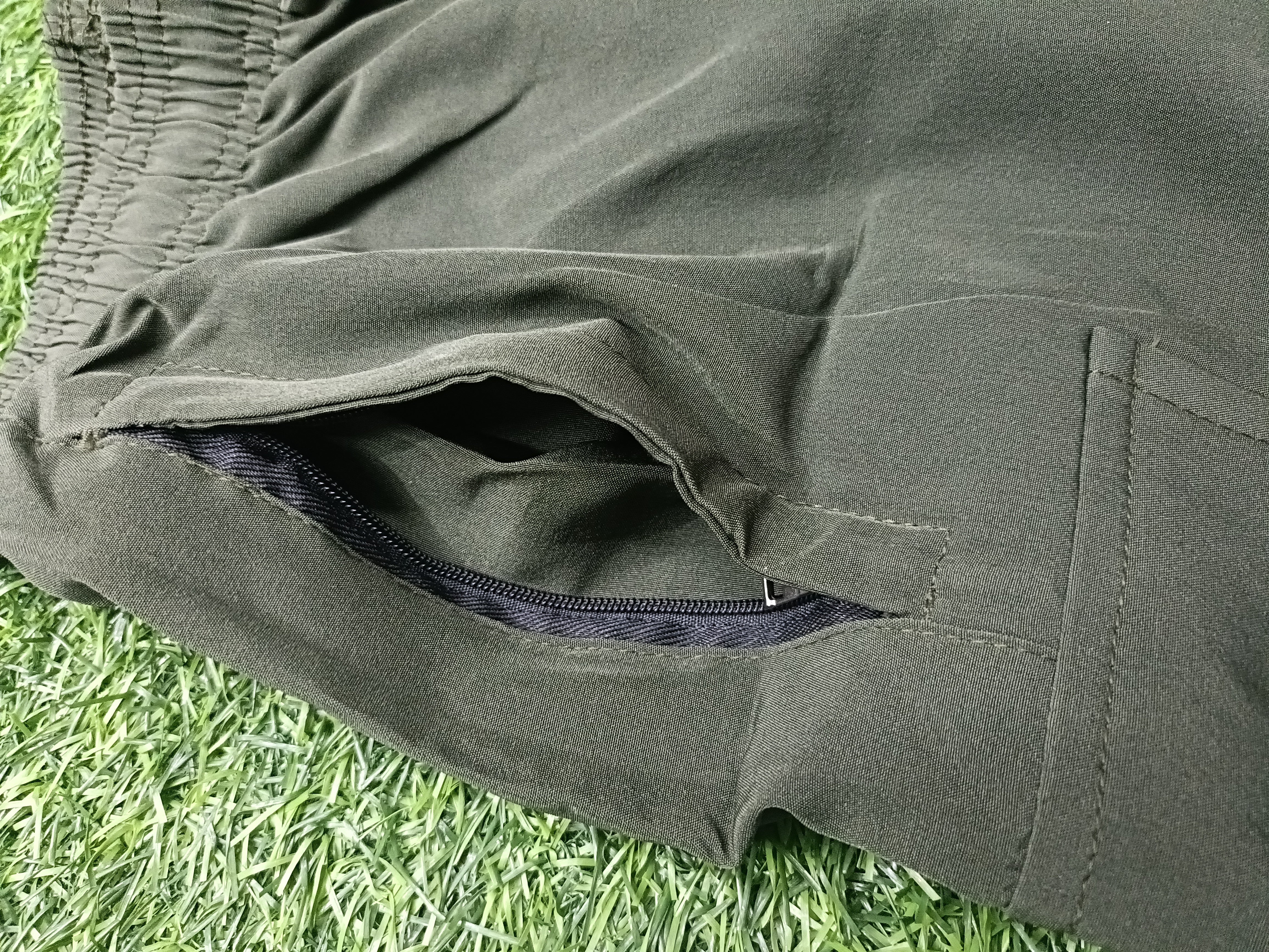 Men's Elastic Waist Olive Green Cargo Shorts with Zipper Pocket