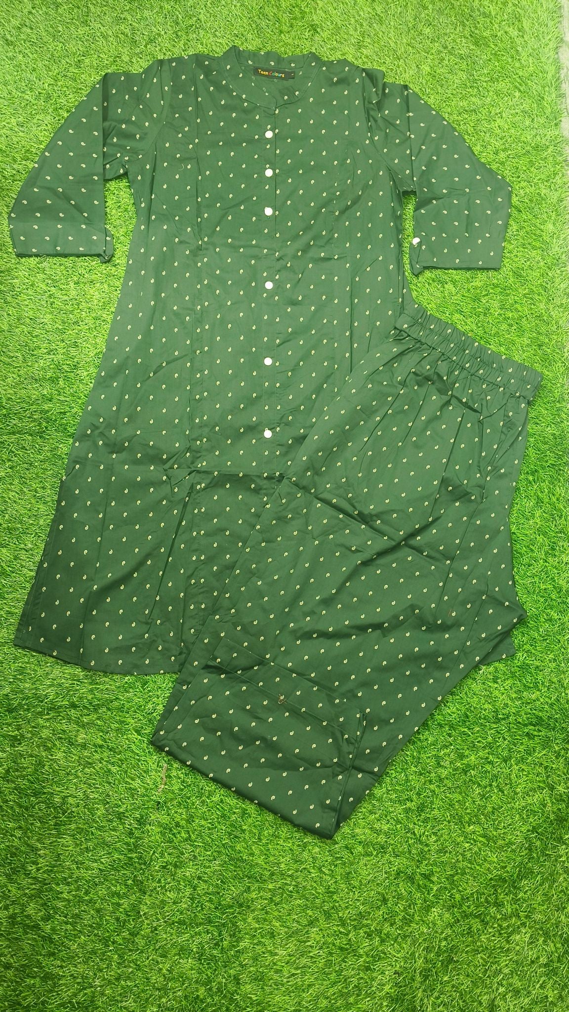 Women's Bottle Green Paisley Print Princess Cut Kurti & Pant Co-Ord Set with Mandarin Collar and Folded Cuff Sleeves