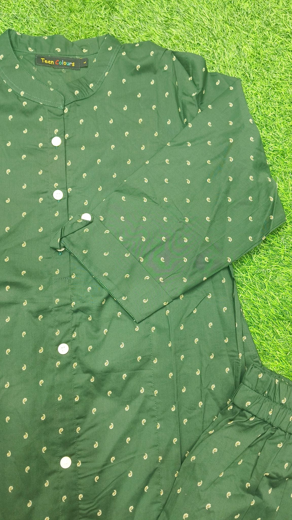 Women's Bottle Green Paisley Print Princess Cut Kurti & Pant Co-Ord Set with Mandarin Collar and Folded Cuff Sleeves