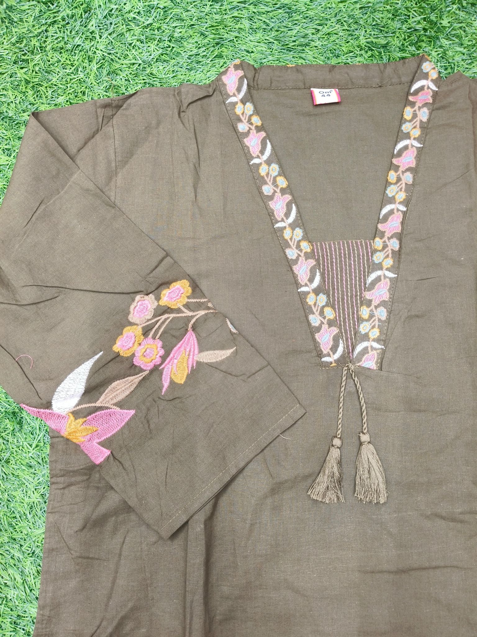 Women's Traditional Cream Kurti 3-Piece Set with V-Neck embroidery work