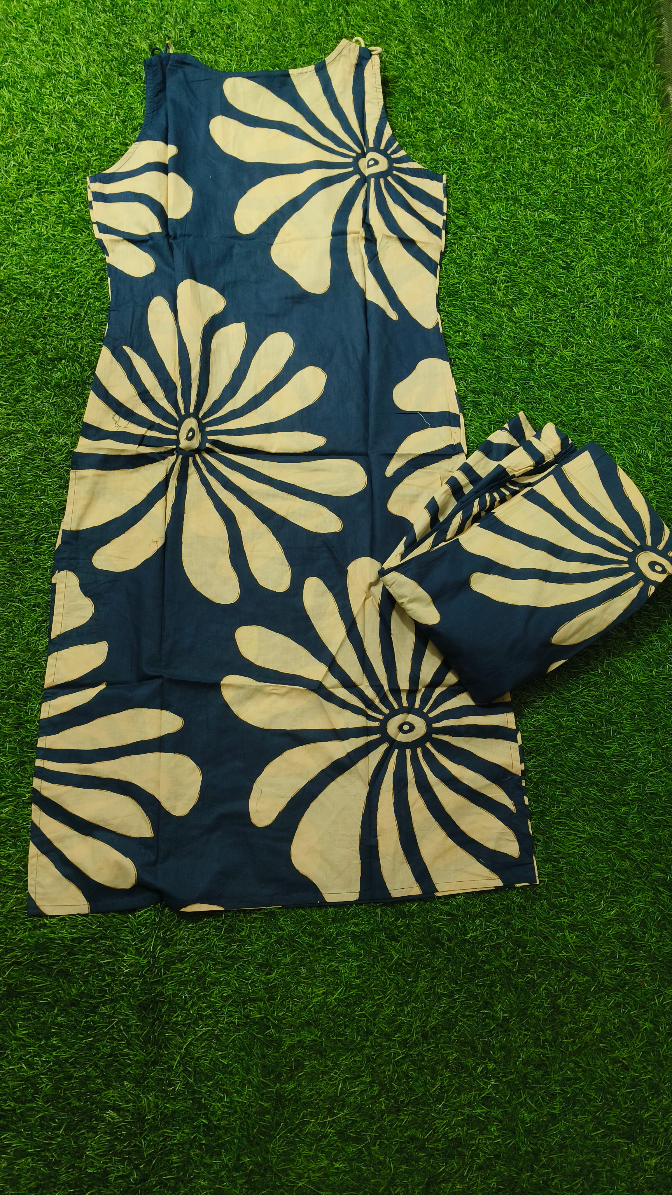 Elegant Blue and Off-White Large Floral Print Cotton 2-Piece Kurti Set