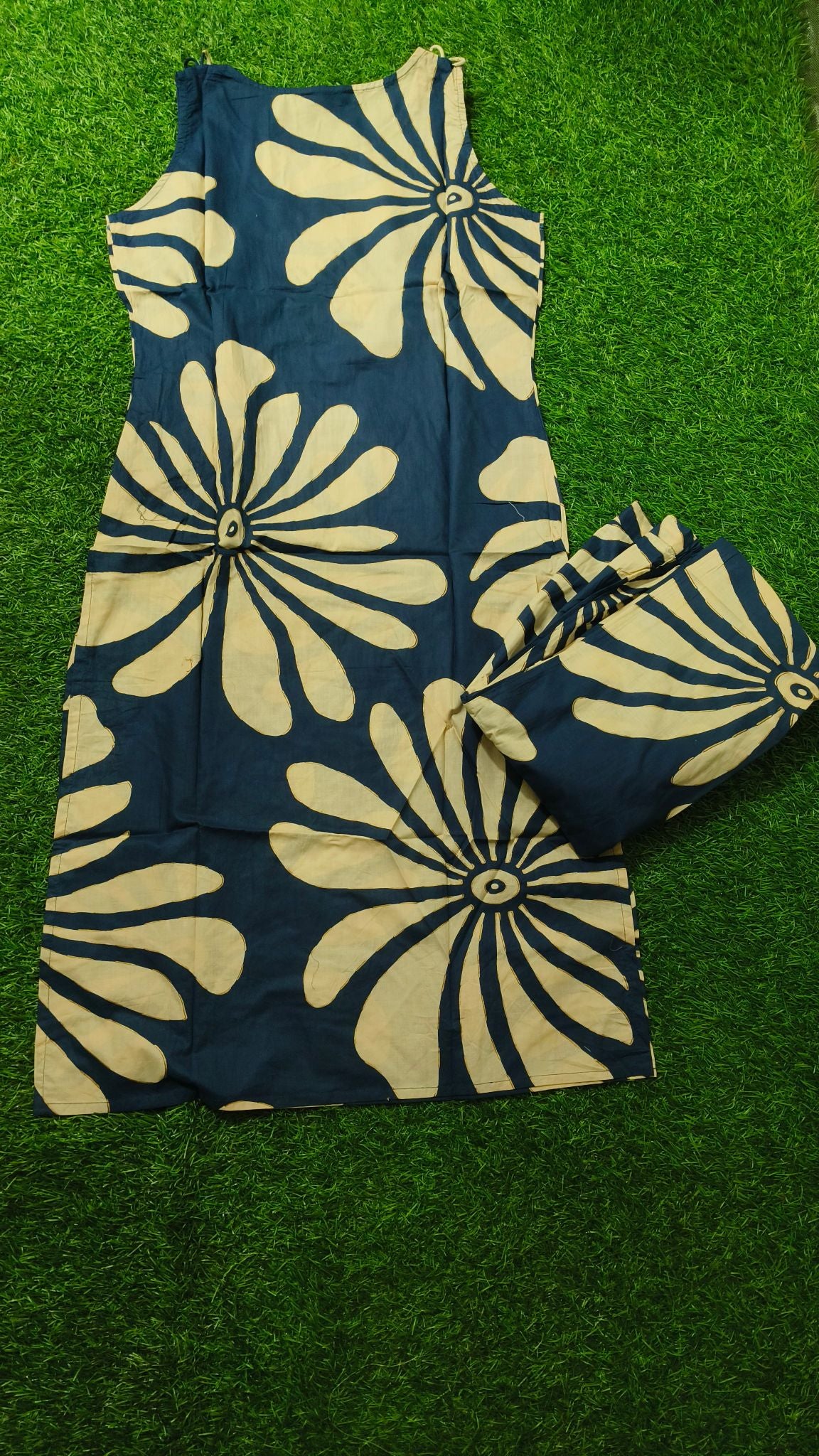 Elegant Blue and Off-White Large Floral Print Cotton 2-Piece Kurti Set