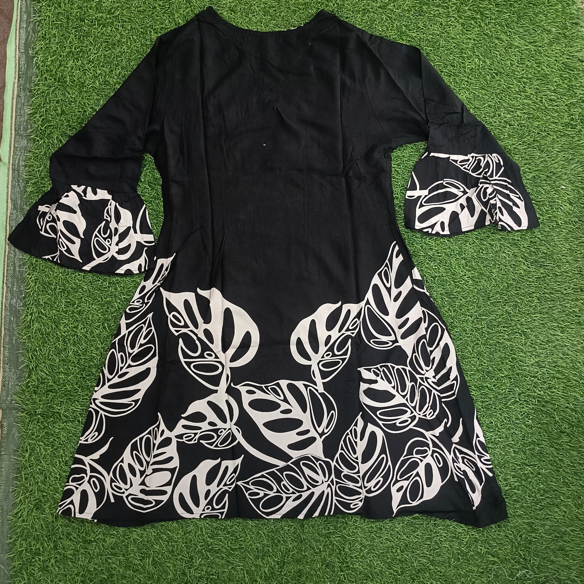Teen Colours Black and White Leaf Print Casual Cotton Kurti / Tunic