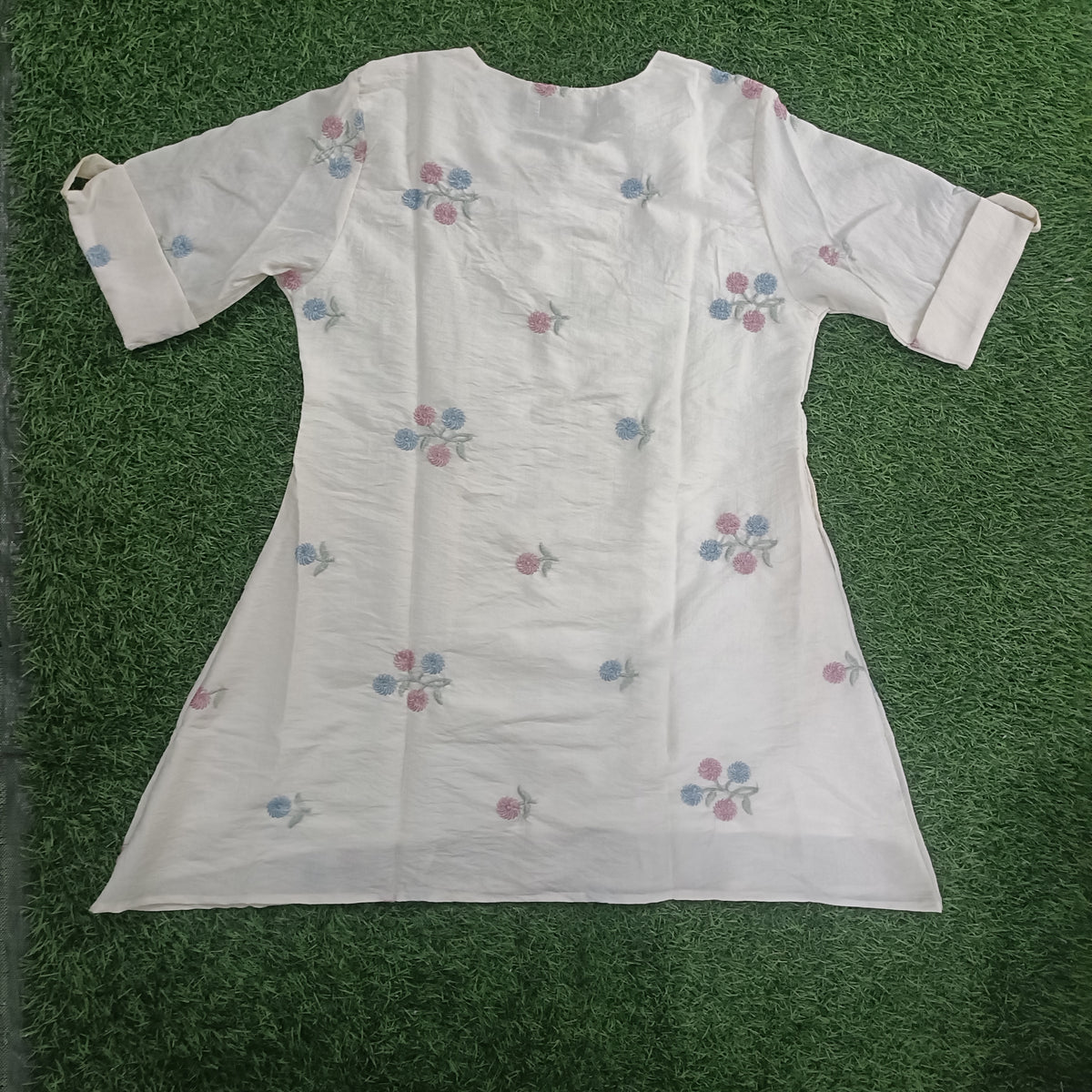 Teen Colours Off-White Floral Embroidered Casual Cotton Kurti / Tunic